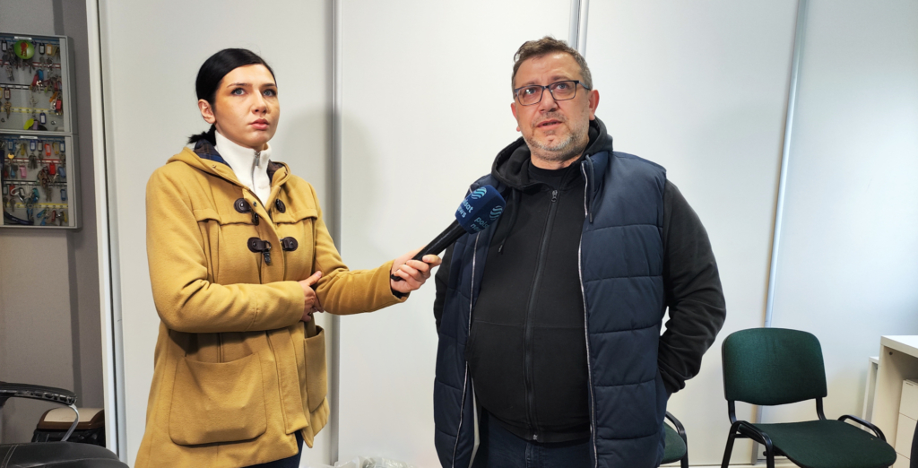 Pracownik MPWiK Sp. z o.o. z reporterką Polsat w pomieszczeniu Dyspozytorni