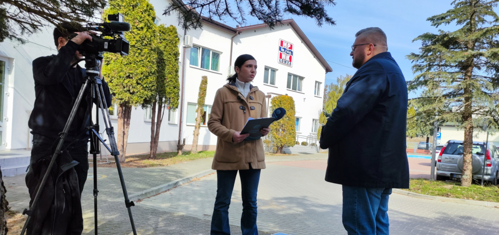 Prezes MPWiK Sp. z o.o. z reporterką Polsat i kamerzystą przed budynkiem MPWiK