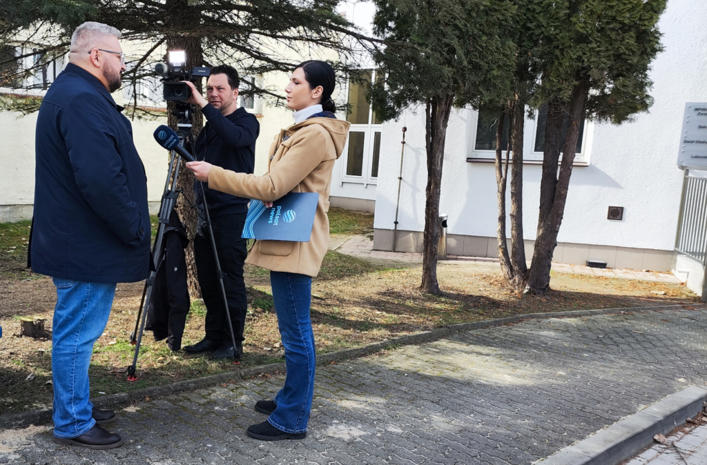 Prezes MPWiK Sp. z o.o. z reporterką Polsat i kamerzystą przed budynkiem MPWiK
