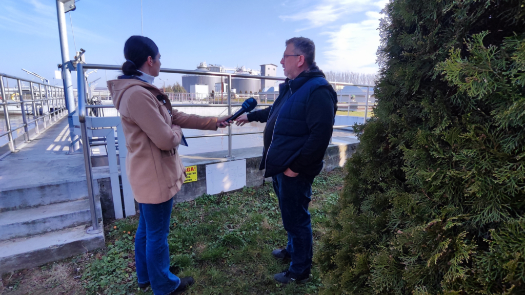 Pracownik MPWiK Sp. z o.o. z reporterką Polsat na terenie oczyszczalni ścieków