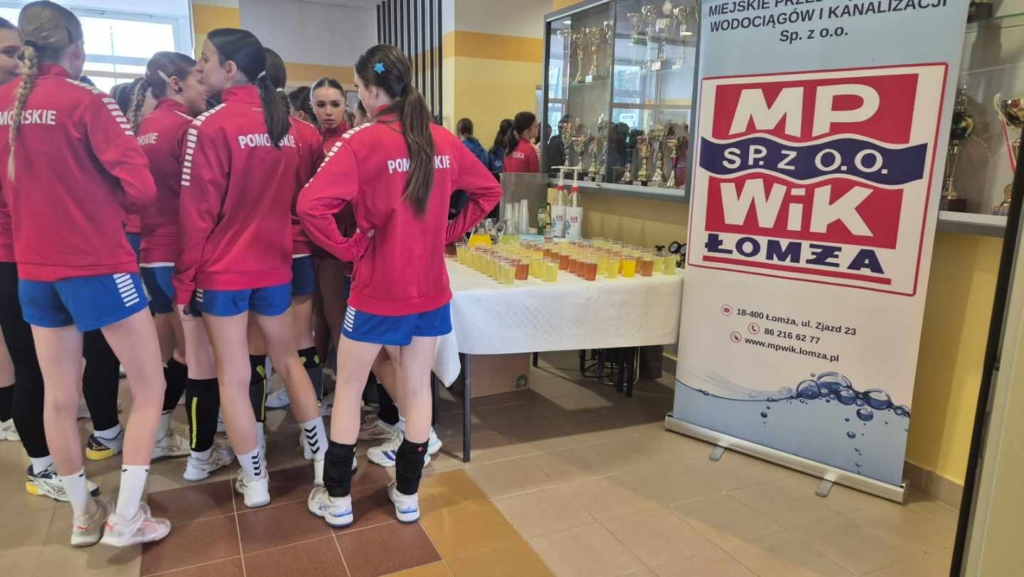 Zawodniczki Olimpiady Młodzieży 2025 w sportach halowych przy stanowisku z łomżyńską kranówką