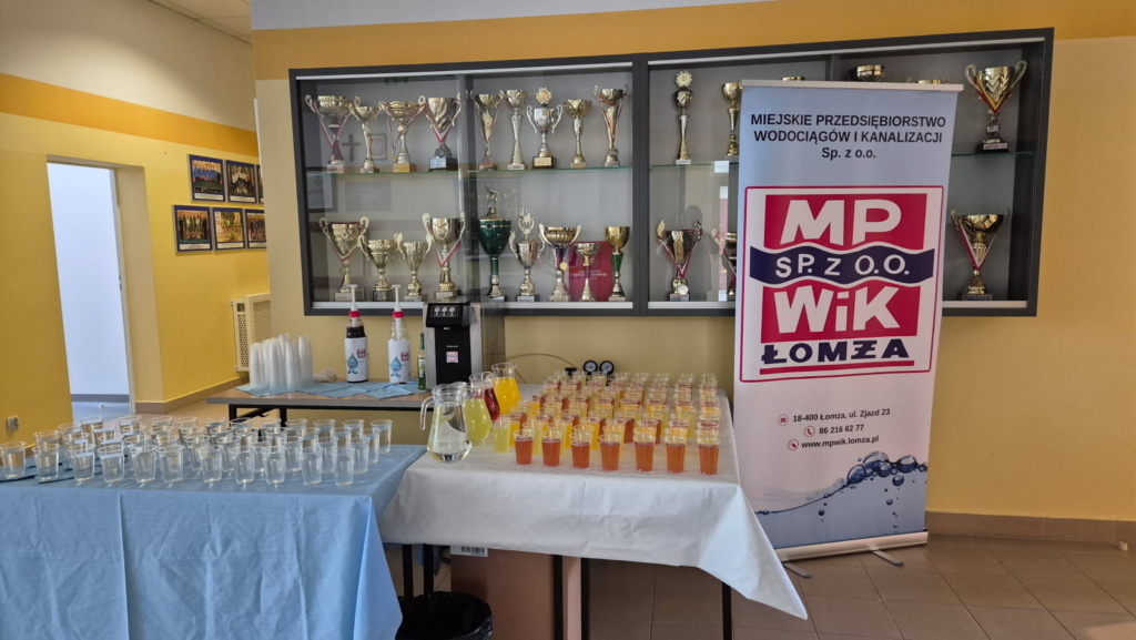 Stanowisko z łomżyńską wodą kranową na Finałach Ogólnopolskiej Olimpiady Młodzieży 2025 w sportach halowych