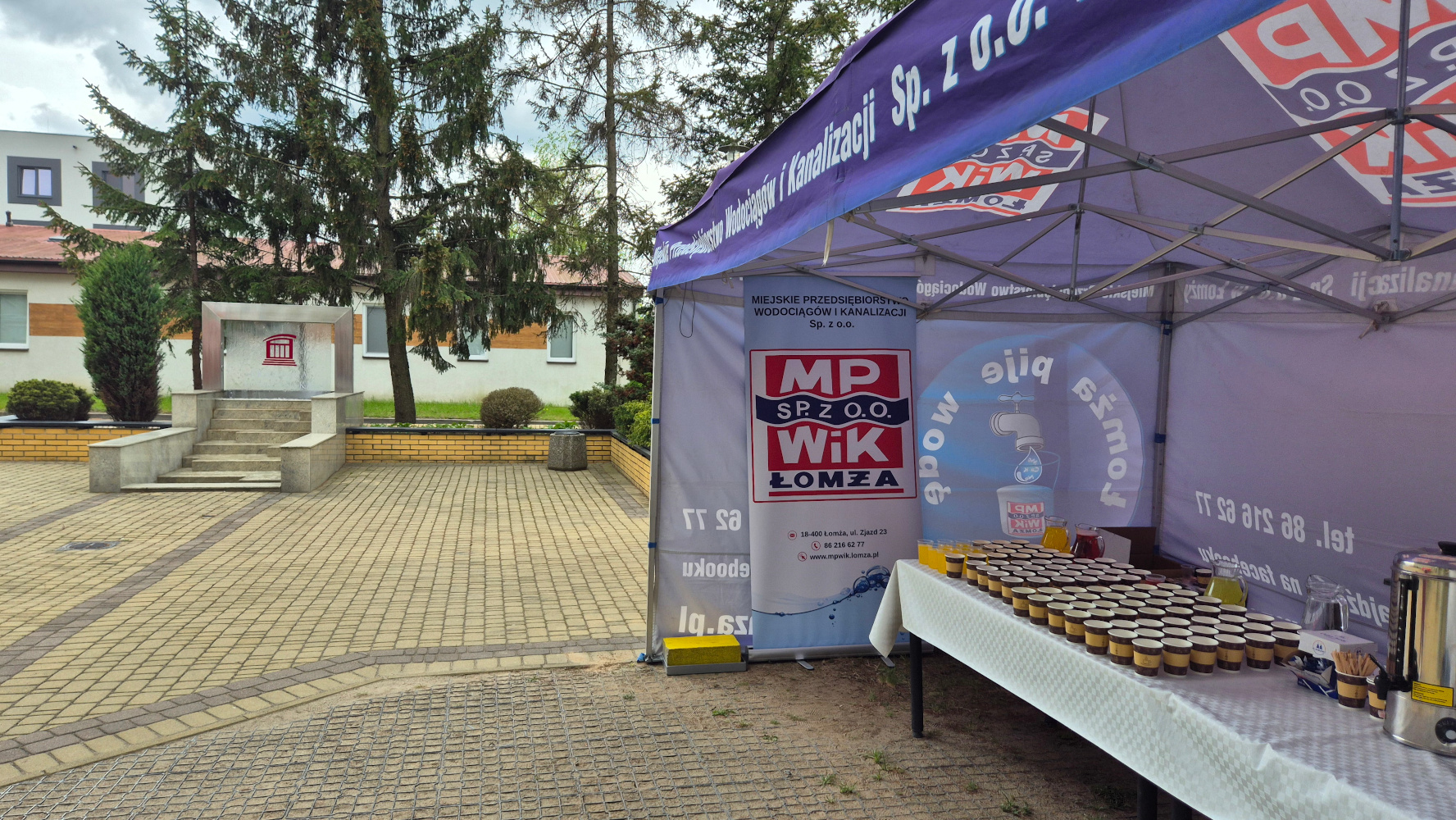 Stoisko z wodą na Juwenaliach Akademii Łomżyńskiej